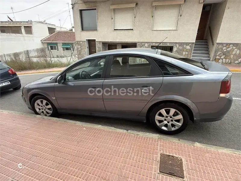 Usado Opel Vectra Elegance 120 CV (88 kW) 2005 Gris / plata Berlina