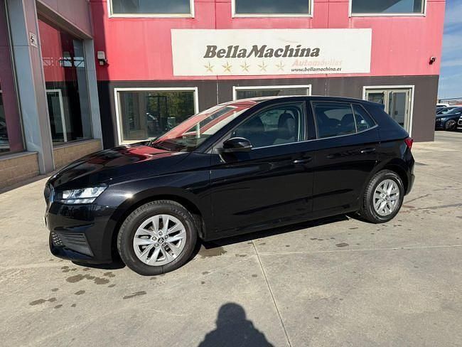 Usado Skoda Fabia Ambition 95 CV (69 kW) 2022 Azul Berlina