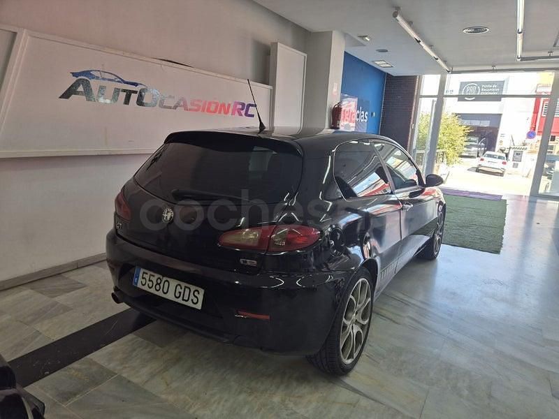 Usado Alfa Romeo 147 170 CV (125 kW) 2008 Violeta / lila Utilitario