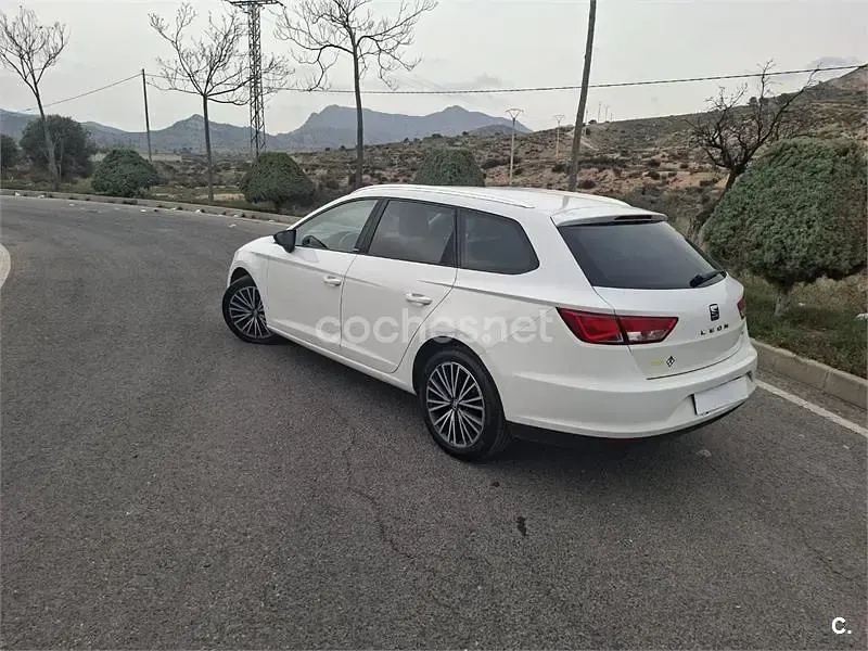 Usado Seat Leon ST CONNECT 110 CV (80 kW) 2016 Blanco Familiar