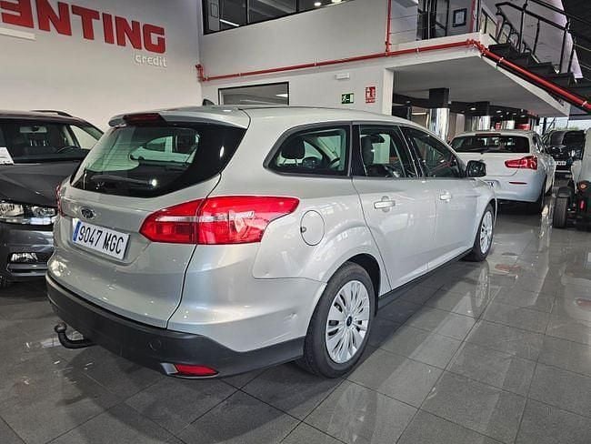 Usado Ford Focus 96 CV (70 kW) 2015 Gris