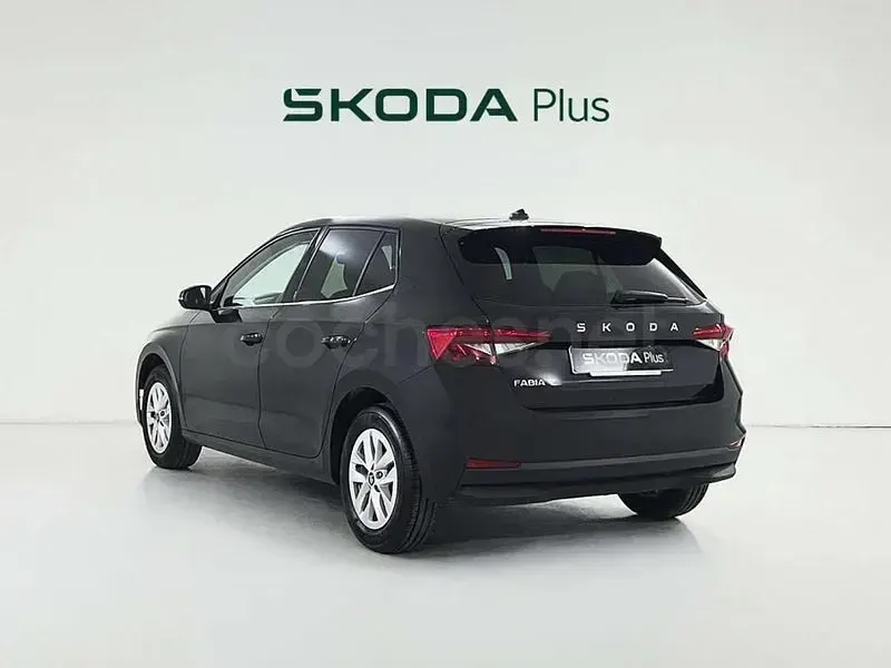 Usado Skoda Fabia Selection 95 CV (69 kW) 2025 Negro Utilitario