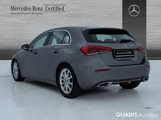 Usado Mercedes A180 116 CV (85 kW) 2019 Gris montaña