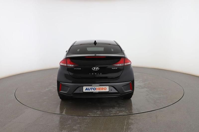 Usado Hyundai Ioniq 141 CV (103 kW) 2022 Negro Utilitario