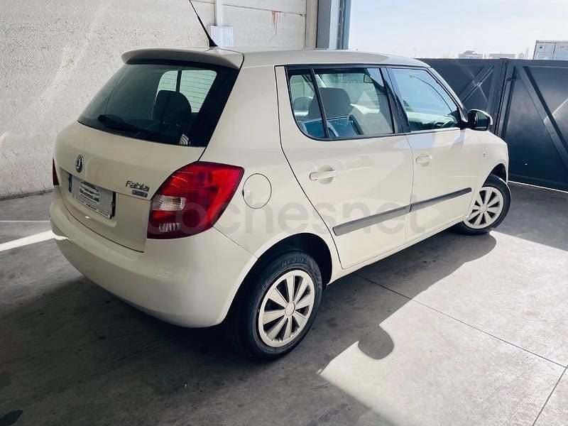 Usado Skoda Fabia 60 HP (44 kW) 2010 Branco Sedan