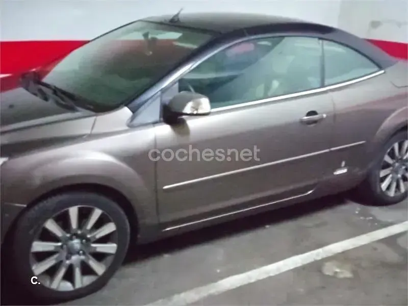 Usado Ford Focus Cabriolet Trend 136 CV (100 kW) 2009 Beige Descapotable