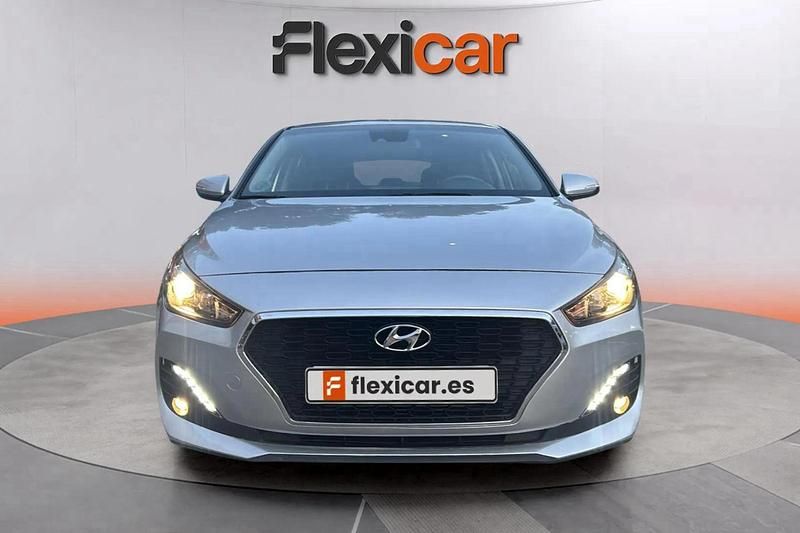 Usado Hyundai i30 120 CV (88 kW) 2019 Gris Berlina