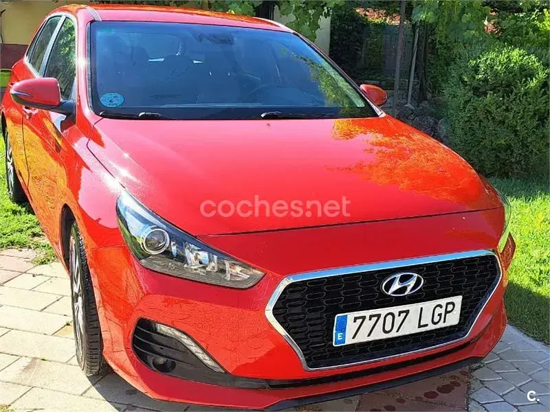 Usado Hyundai i30 120 CV (88 kW) 2020 Rojo Berlina