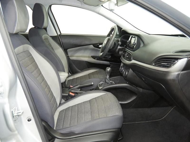 Usado Fiat Tipo Lounge 95 CV (69 kW) 2017 Gris Berlina