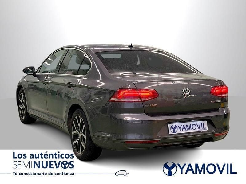 Usado VW Passat Advance 150 CV (110 kW) 2016 Gris / plata Berlina