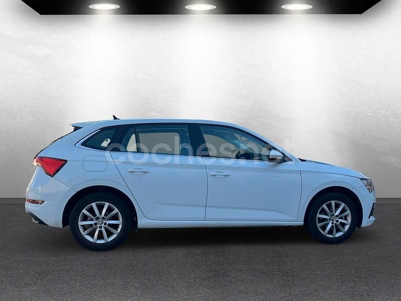 Usado Skoda Scala Active 110 CV (80 kW) 2021 Blanco Utilitario