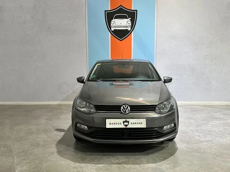 Usado VW Polo Advance 75 CV (55 kW) 2017 Gris / plata Berlina
