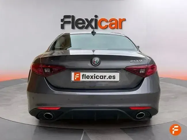 Begagnad Alfa Romeo Giulia Business 150 HK (110 kW) 2018 Grå Sedan