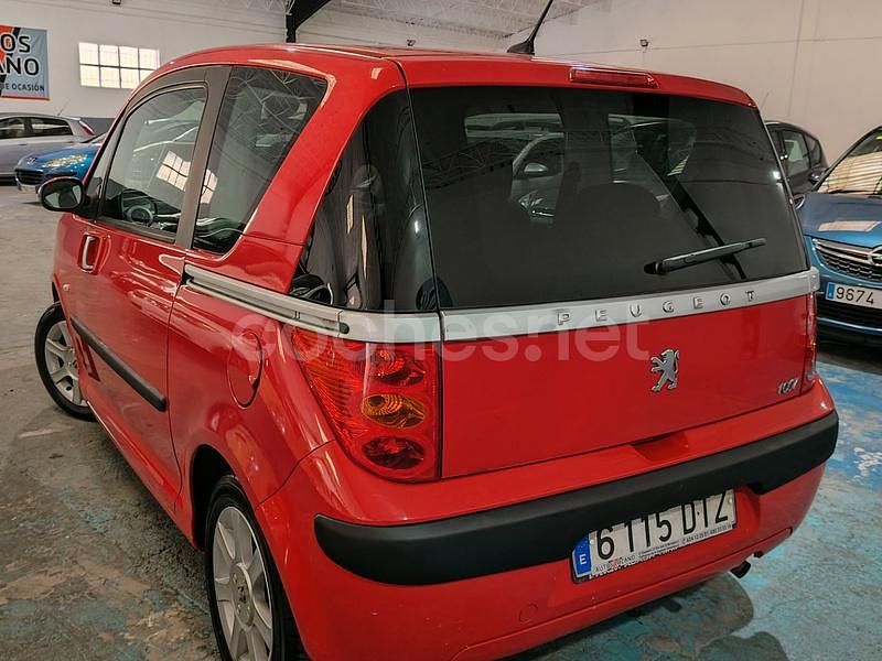 Usado Peugeot 1007 70 CV (51 kW) 2005 Rojo Monovolumen