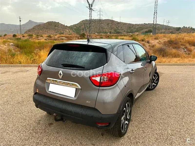 Usado Renault Captur Zen 90 CV (66 kW) 2014 Gris / plata SUV