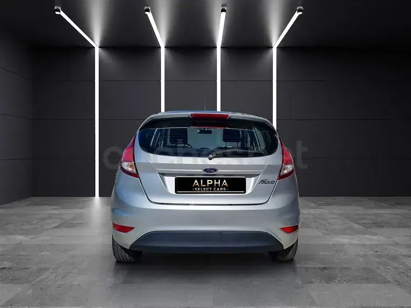 Usado Ford Fiesta Trend 82 CV (60 kW) 2013 Gris / plata Berlina