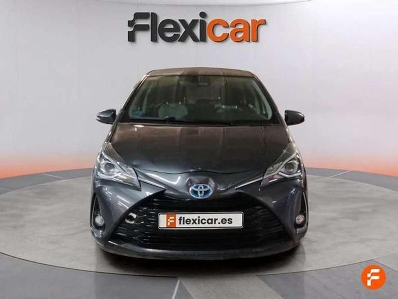 Usado Toyota Yaris Hybrid Active 99 CV (72 kW) 2019 Gris Utilitario