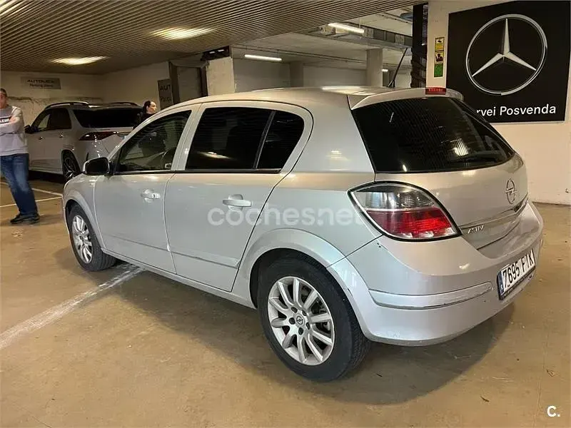 Usado Opel Astra Enjoy 120 CV (88 kW) 2007 Gris / plata Berlina