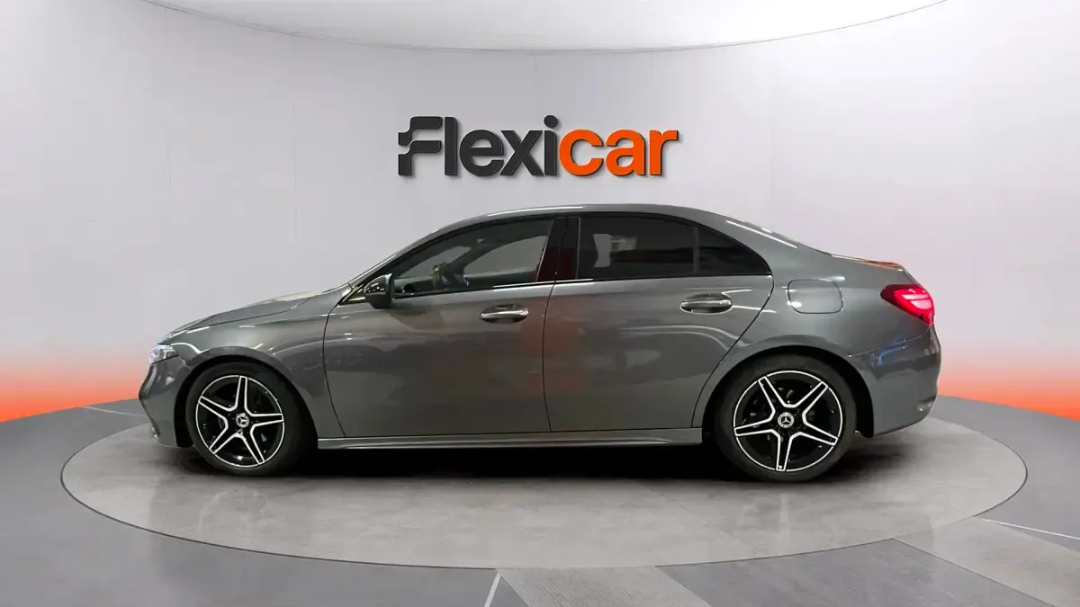 Usado Mercedes A180 136 CV (100 kW) 2023 Gris Berlina