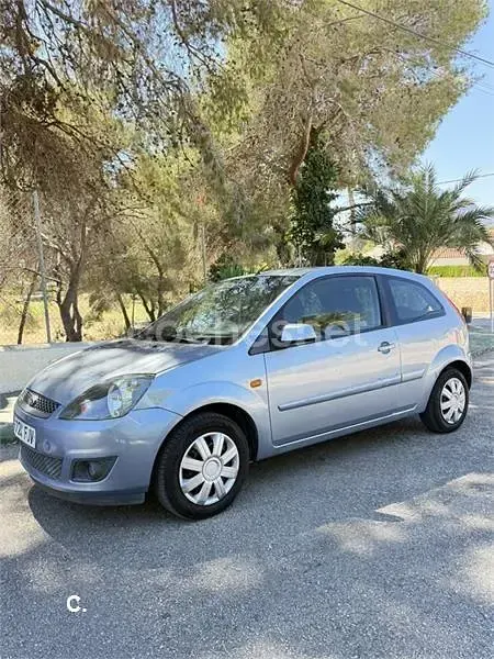 Usado Ford Fiesta 90 CV (66 kW) 2006 Azul Utilitario