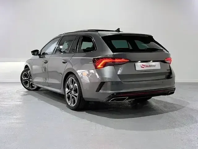 Usado Skoda Octavia RS 245 CV (180 kW) 2024 Gris Familiar