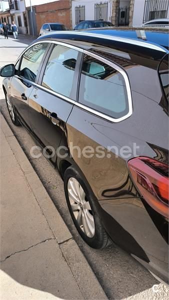 Usado Opel Astra Excellence 130 CV (95 kW) 2013 Marrón Familiar