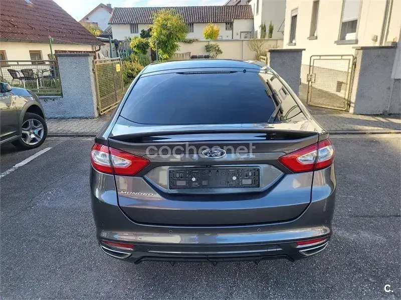 Usado Ford Mondeo ST-Line 180 CV (132 kW) 2017 Gris / plata Berlina