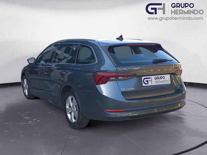 Usado Skoda Octavia Business Line 150 CV (110 kW) 2021 Gris Familiar