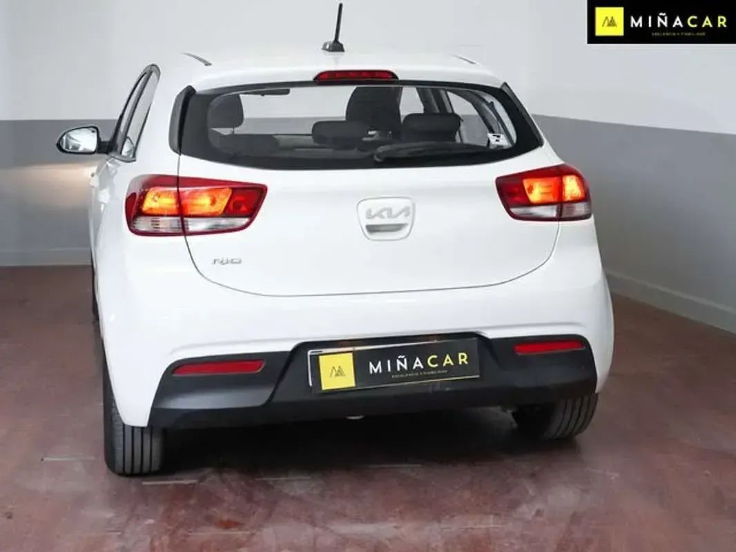 Usado Kia Rio 84 CV (61 kW) 2023 Blanco Utilitario