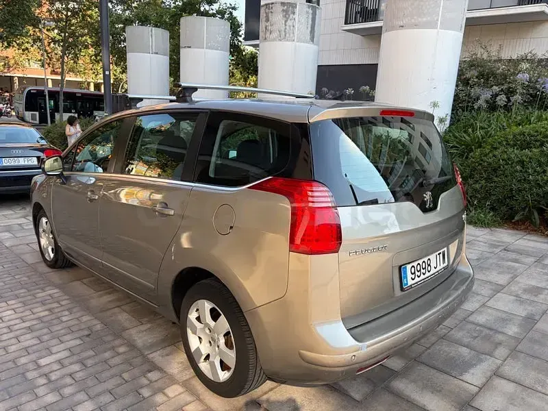 Usado Peugeot 5008 Allure 163 CV (119 kW) 2012 Beige Monovolumen