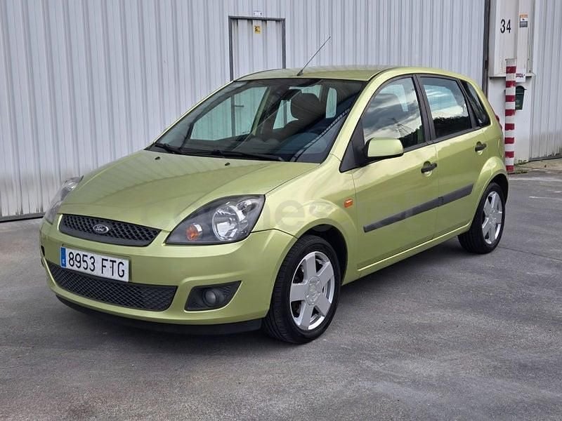 Usado Ford Fiesta 100 CV (73 kW) 2007 Verde Utilitario
