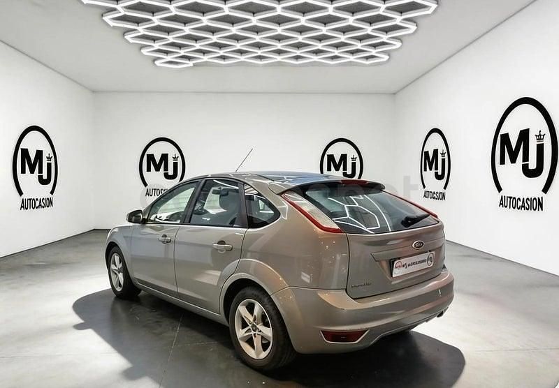 Usado Ford Focus Trend 90 CV (66 kW) 2010 Gris / plata Berlina