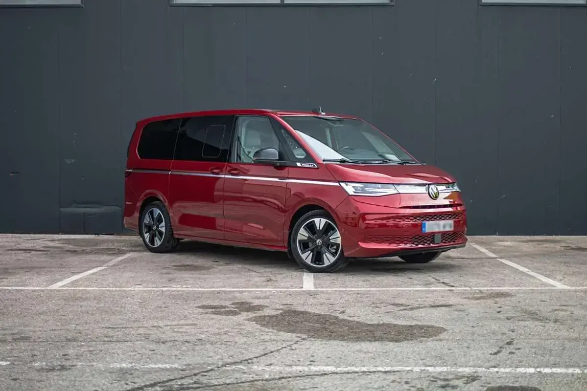 Usado VW T7 Style 150 CV (110 kW) 2025 Rojo Van