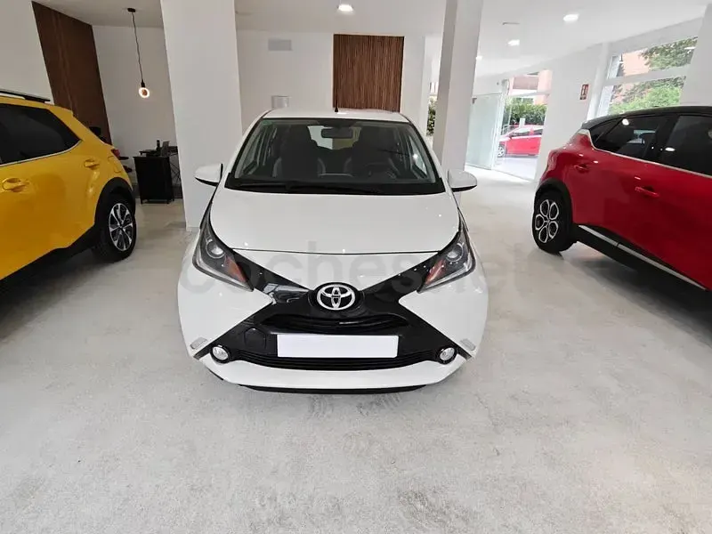 Usado Toyota Aygo X-play 69 CV (50 kW) 2018 Blanco Utilitario