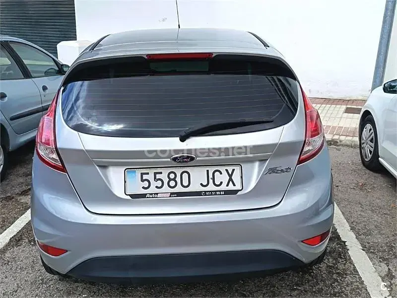 Usado Ford Fiesta Trend 75 CV (55 kW) 2015 Gris / plata Utilitario
