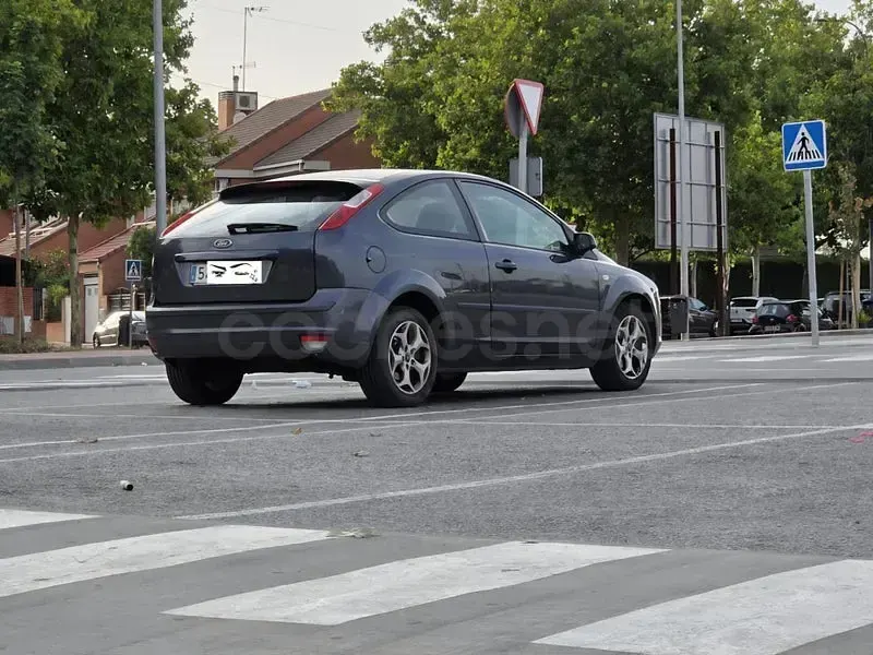 Usado Ford Focus Trend 100 CV (73 kW) 2007 Gris / plata Berlina