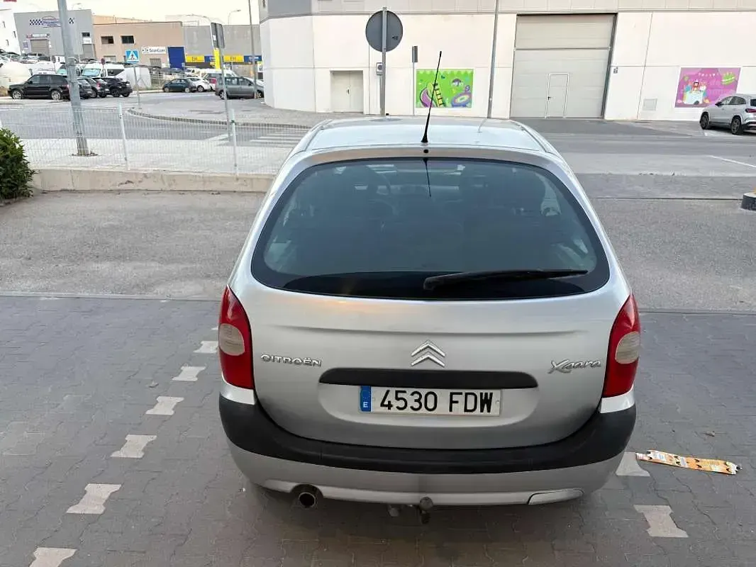 Usado Citroën Xsara Picasso 90 CV (66 kW) 2007 Plateado Monovolumen