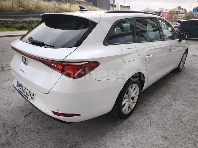Usado Seat Leon Style 150 CV (110 kW) 2021 Blanco Familiar