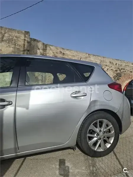 Usado Toyota Auris Active 90 CV (66 kW) 2013 Gris / plata Berlina