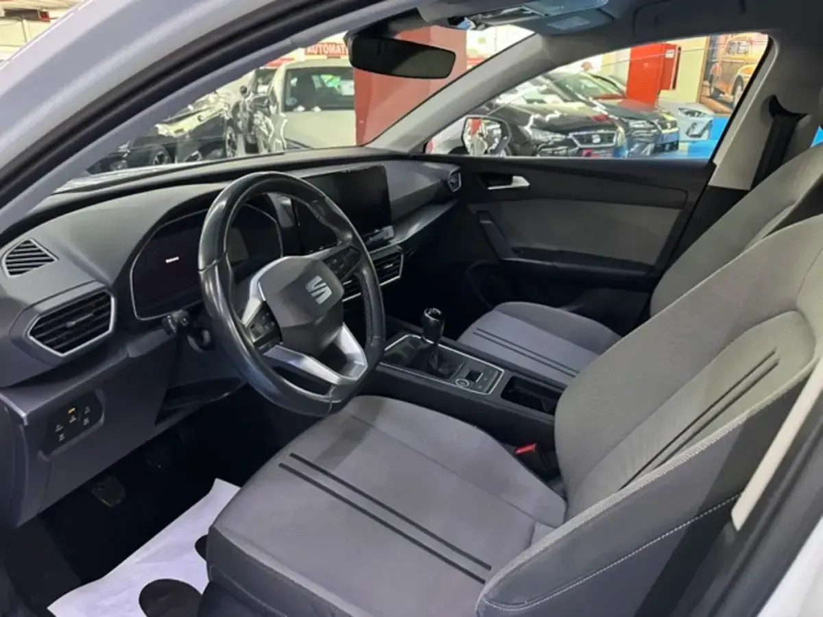 Usado Seat Leon Style 110 CV (80 kW) 2022 Blanco Familiar