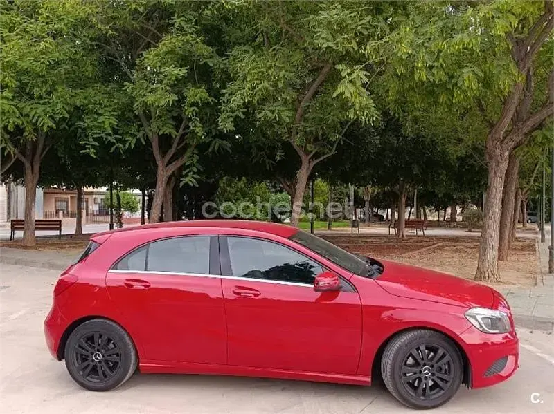 Usado Mercedes A180 Urban 122 CV (89 kW) 2015 Rojo Utilitario
