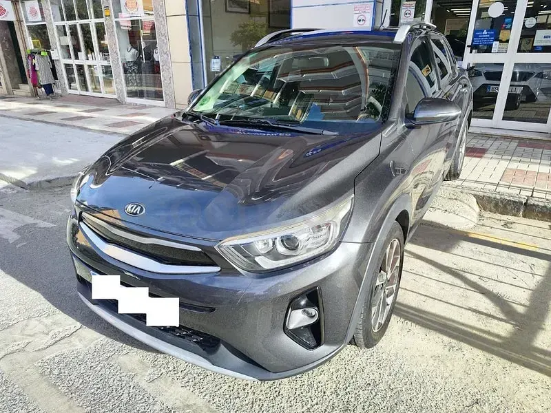 Usado Kia Stonic 120 CV (88 kW) 2018 Gris / plata SUV