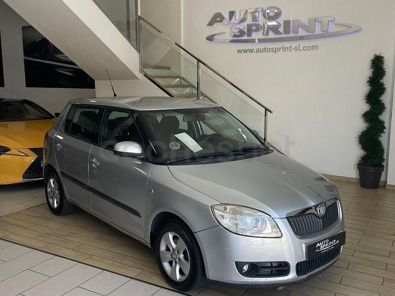Usado Skoda Fabia Style 80 CV (58 kW) 2008 Gris / plata Berlina