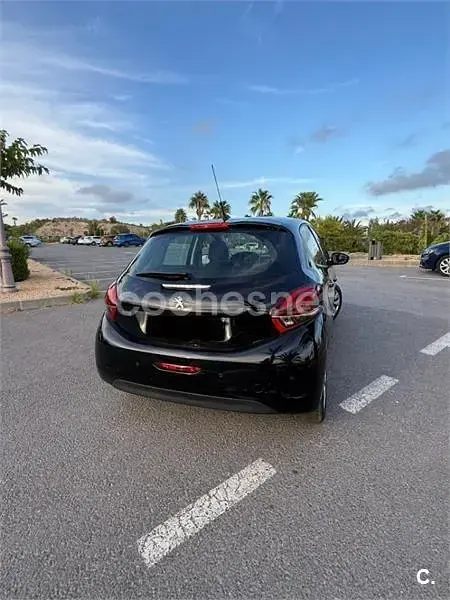 Usado Peugeot 208 Allure 82 CV (60 kW) 2018 Negro Utilitario