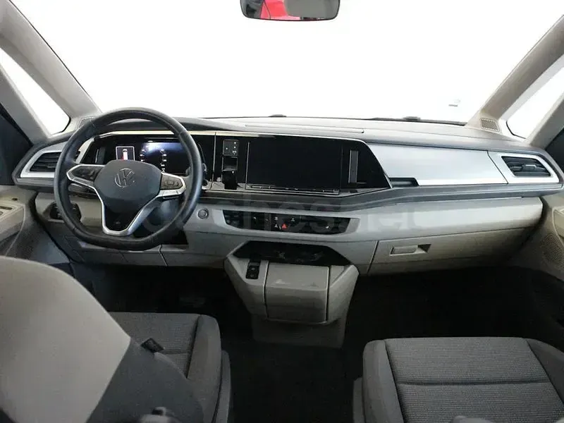 Usado VW Multivan 150 CV (110 kW) 2025 Rojo Monovolumen