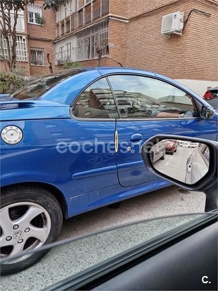 Usado Peugeot 206 CC 110 CV (80 kW) 2005 Azul Descapotable