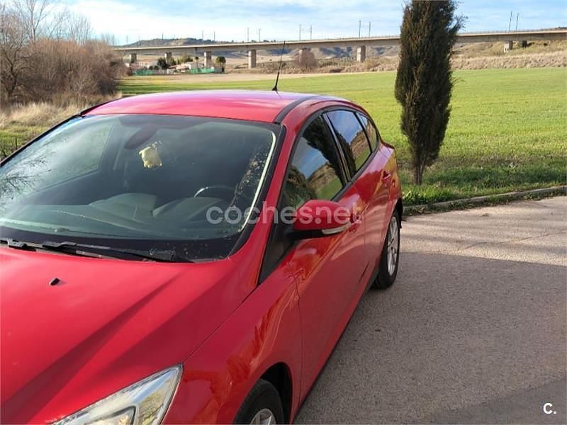 Usado Ford Focus Trend 105 CV (77 kW) 2011 Rojo Berlina
