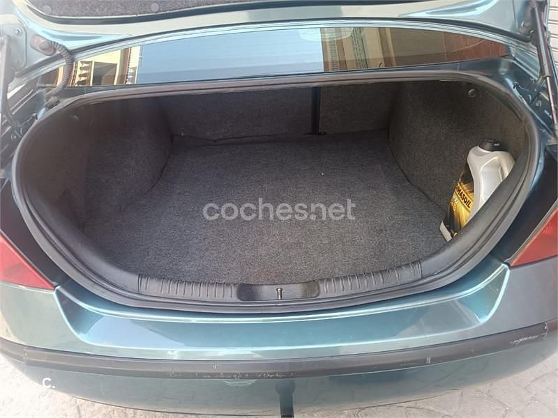 Usado Ford Mondeo Trend 125 CV (91 kW) 2002 Verde Berlina