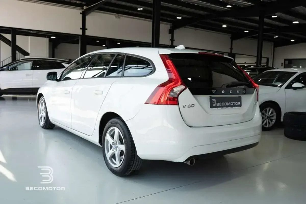 Usado Volvo V60 Momentum 120 CV (88 kW) 2016 Blanco Familiar