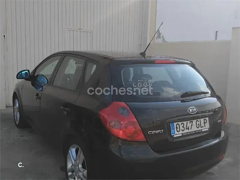 Usado Kia Ceed 115 CV (84 kW) 2009 Negro Utilitario